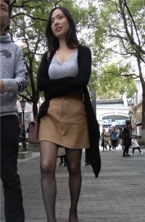 4K – 街拍黑丝短裙美腿高跟鞋气质姑娘 [469 MB/MP4]