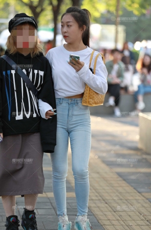 甜美牛仔裤学生妹