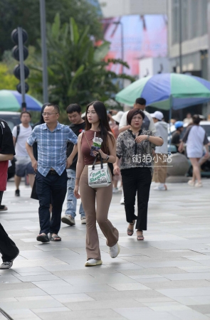 年轻靓丽，身材真棒~