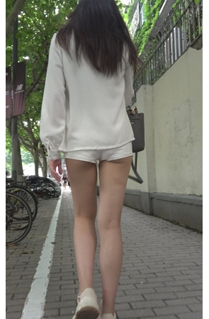 漂亮的白色短裤小月牙美女[1.78G/MP4]