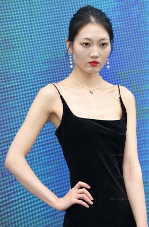 25526-8=55√优雅知性，吊带裙女友