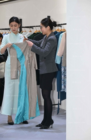 厚黑丝甜美酒窝美眉 [20P]