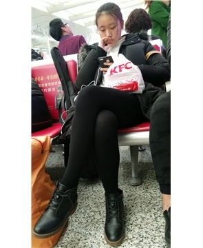 4k-高铁站候车室偶遇低头玩手机的黑丝打底裤美女