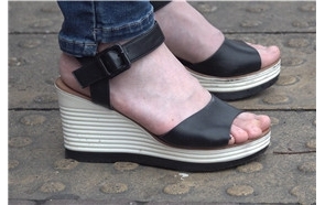 4K – 等公交车的街拍美足坡高跟文静成熟美女 [2.99 GB/avi]