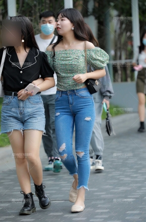 蓝色牛仔裤学妹