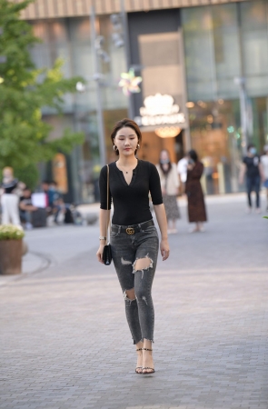 黑色牛仔裤短发妹子