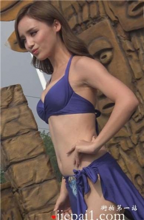 4k-深蓝色泳装美女，高跟水晶鞋很不错。