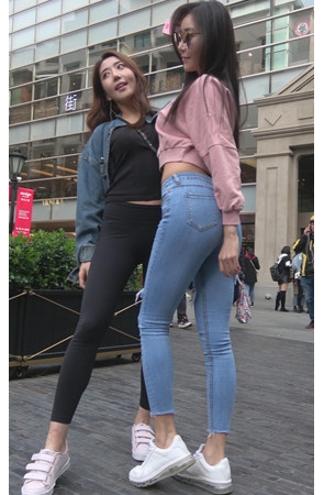 露腰极品紧身牛仔裤美女二