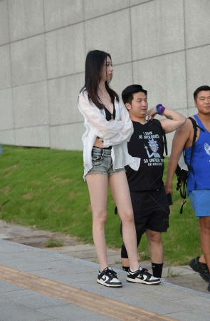 清凉De热裤小姐姐