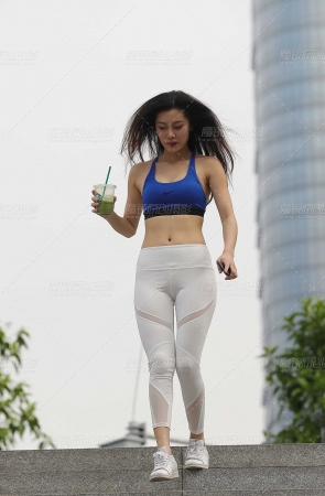 白色紧身瑜伽裤美女