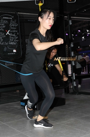 夏季热练中的瑜伽裤美女