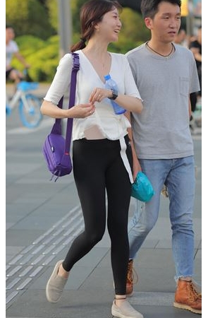 黑色紧身裤美女(22P)