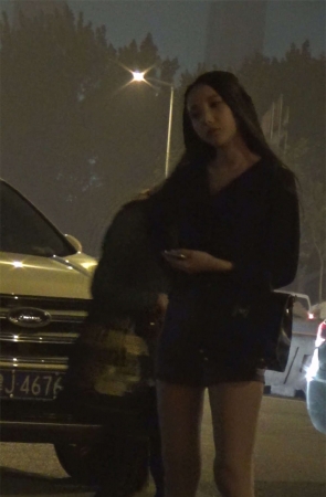 夜店准备上班的紧身裤和短裤美女