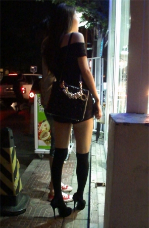 跟拍高跟长腿超短裤辣妹