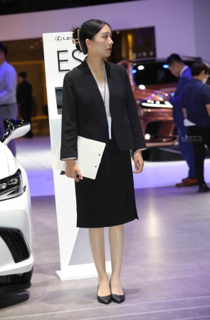 【街拍心灵】车展销售主管街拍肉丝制服高跟