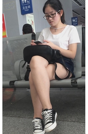 车站短裤嫩腿眼镜小妹[164M/MP4]