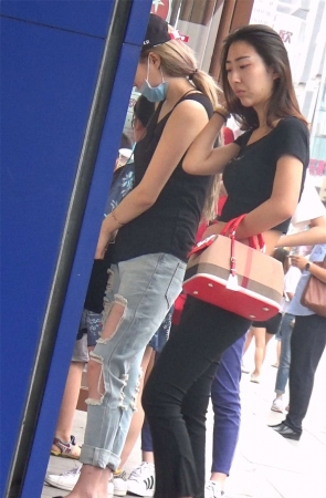 黑色紧身喇叭裤高挑身材细腰妹子