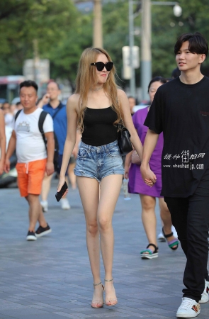 8714-3+157/纤细热裤大长腿美女，性福啊 6P