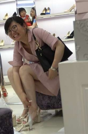 4k-粉裙美腿鞋柜试高跟街拍美女