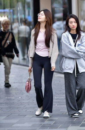 学妹紧身裤美女