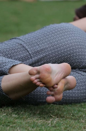 No1672 全世界通吃的性感洋妹，顽皮地用双脚夹起地上的小草 第2套