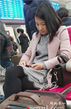 4k-高铁站候车室拍摄美腿黑丝青春少女