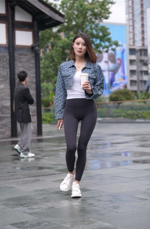 一始街拍作品 黑色瑜伽裤美女
