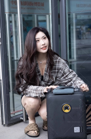 LB053-90P 成都车展叶濛雨拍摄前的换鞋小花絮