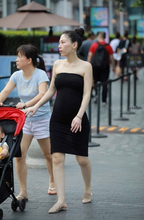 街拍性感抹胸短裙美女辣妈