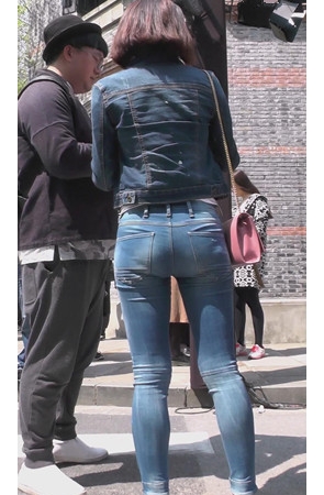 牛仔紧身短发美女