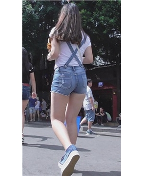 街拍极品背带热裤清纯少女 [623 MB]