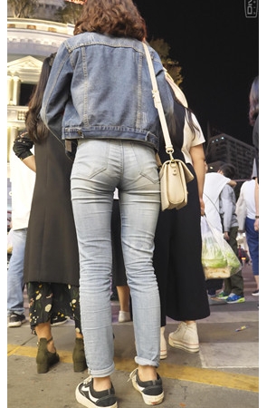 牛仔装卷发小姐姐