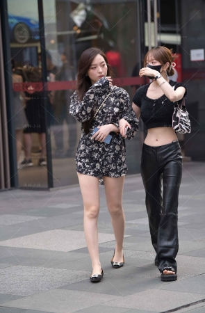 街拍美腿平底鞋女生