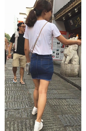 包臀牛仔裙小姐姐