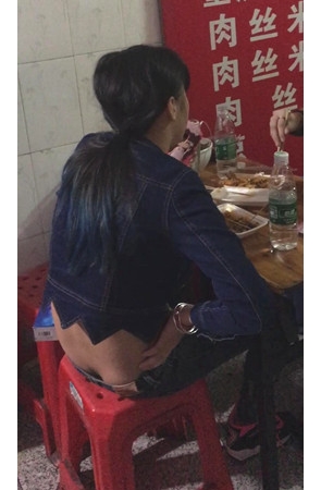 吃饭偶遇牛仔裤股沟妹子