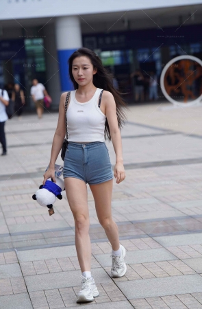 打招呼的高腰紧热牛蜜臀美眉