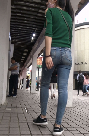 蓝色紧身牛仔裤气质马尾辫