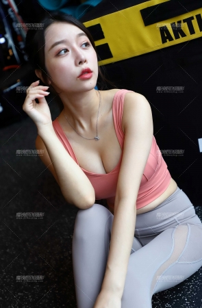 粉色上衣灰色运动裤