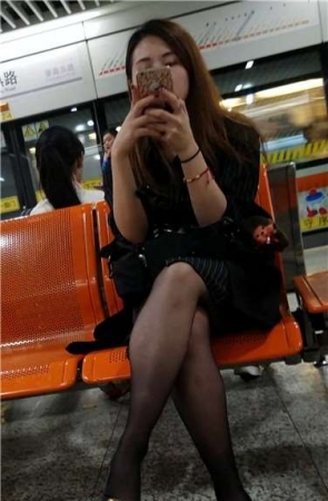 4k超清，候车室拍摄原味黑丝性感美腿气质小姐姐