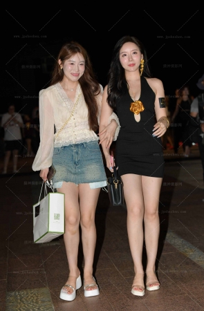 24414-26=81√百分百爱的大白腿闺蜜【套图➕视频】 13P