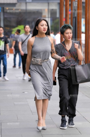 丰满灰色裙美女