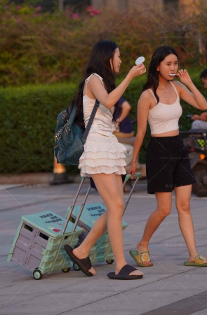 穿肉丝的短裙美眉