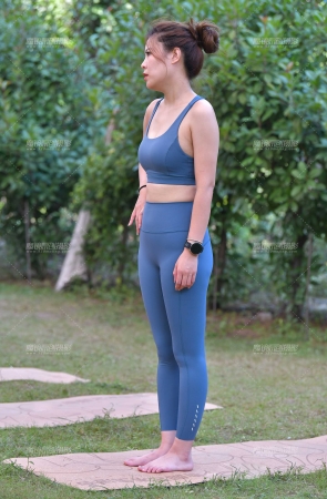 优美瑜伽紧身裤美女