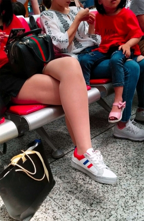 红衣短裙白皙街拍丝袜美女