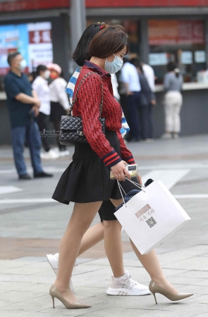 诱惑街拍肉丝高跟shufu