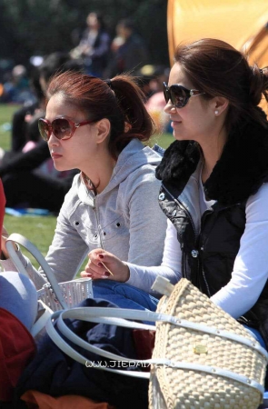 公园草地上一群美少妇，两个最漂亮的穿着丝袜