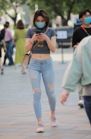 浅蓝牛仔裤小姐姐