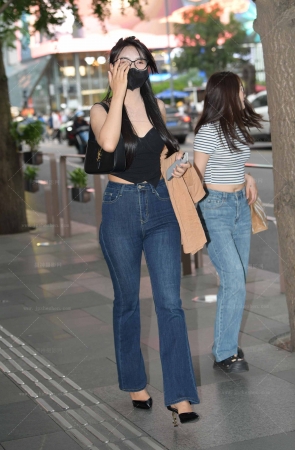 2465-3=53√好身材，紧身牛仔裤女生 14P