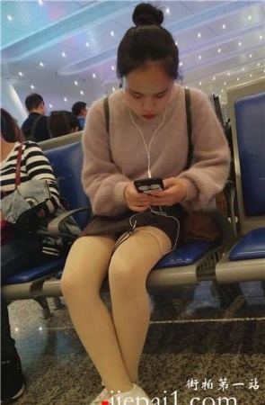 4k-高铁站候车室拍摄红彤彤厚唇的肉丝小妹，一直在玩手…