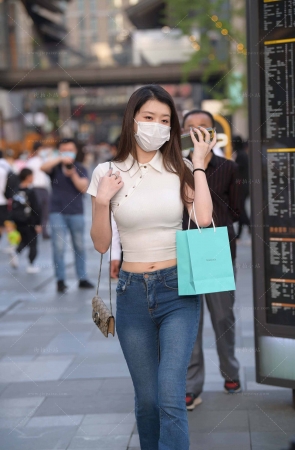 街拍牛仔长裤长腿美女